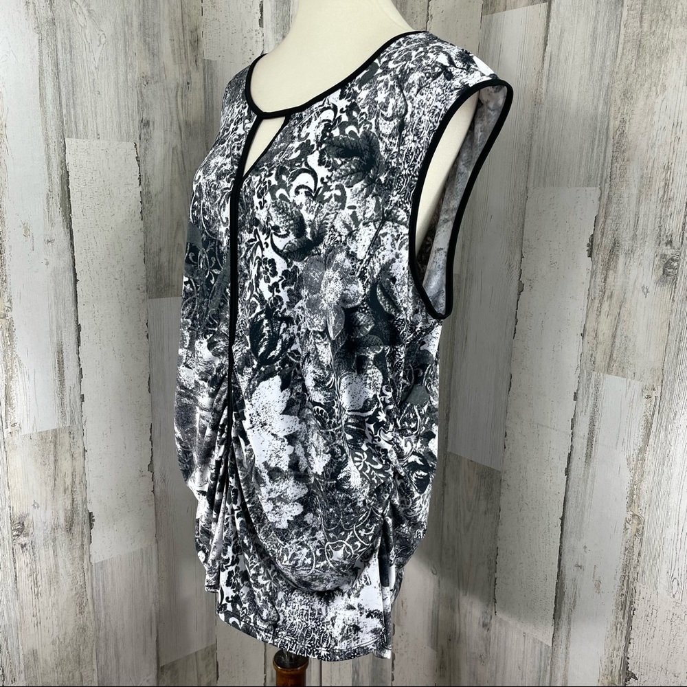 Allie & Rob Women’s Plus Size Black White Floral Sleeveless Blouse Top Sz 3X